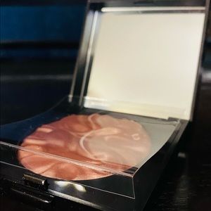 Brand new without box! Laura Mercier Face Illuminator in shade INSPIRATION.